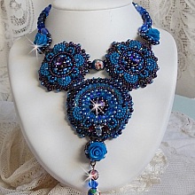 Plastron Roses Bleues Royales avec des cristaux de Swarovski et des rocailles